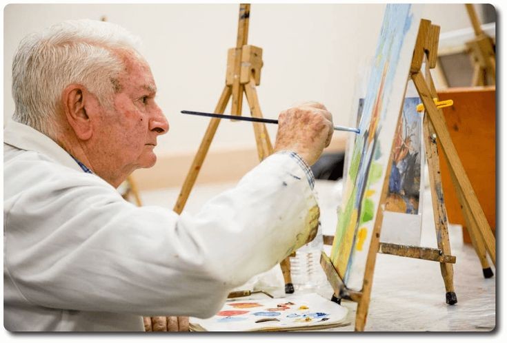 Літній чоловік малює